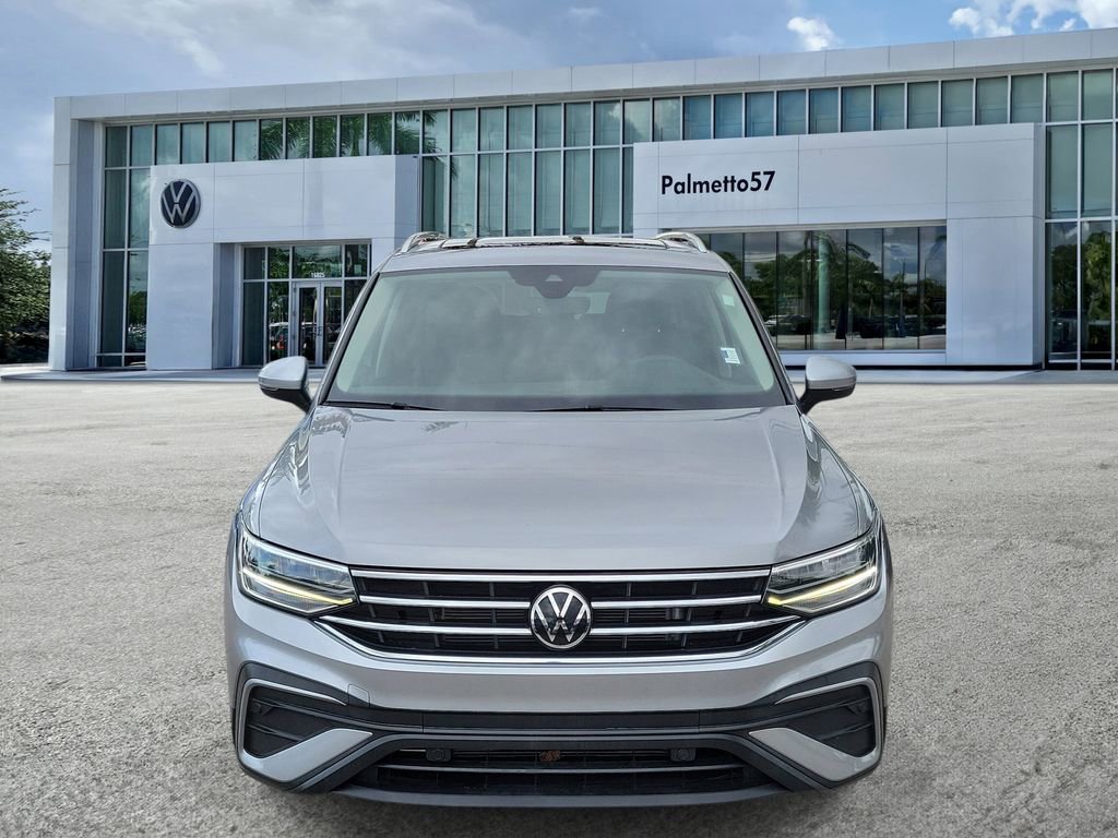 Used 2023 Volkswagen Tiguan SE w/ Panoramic Sunroof Package FWD image 2