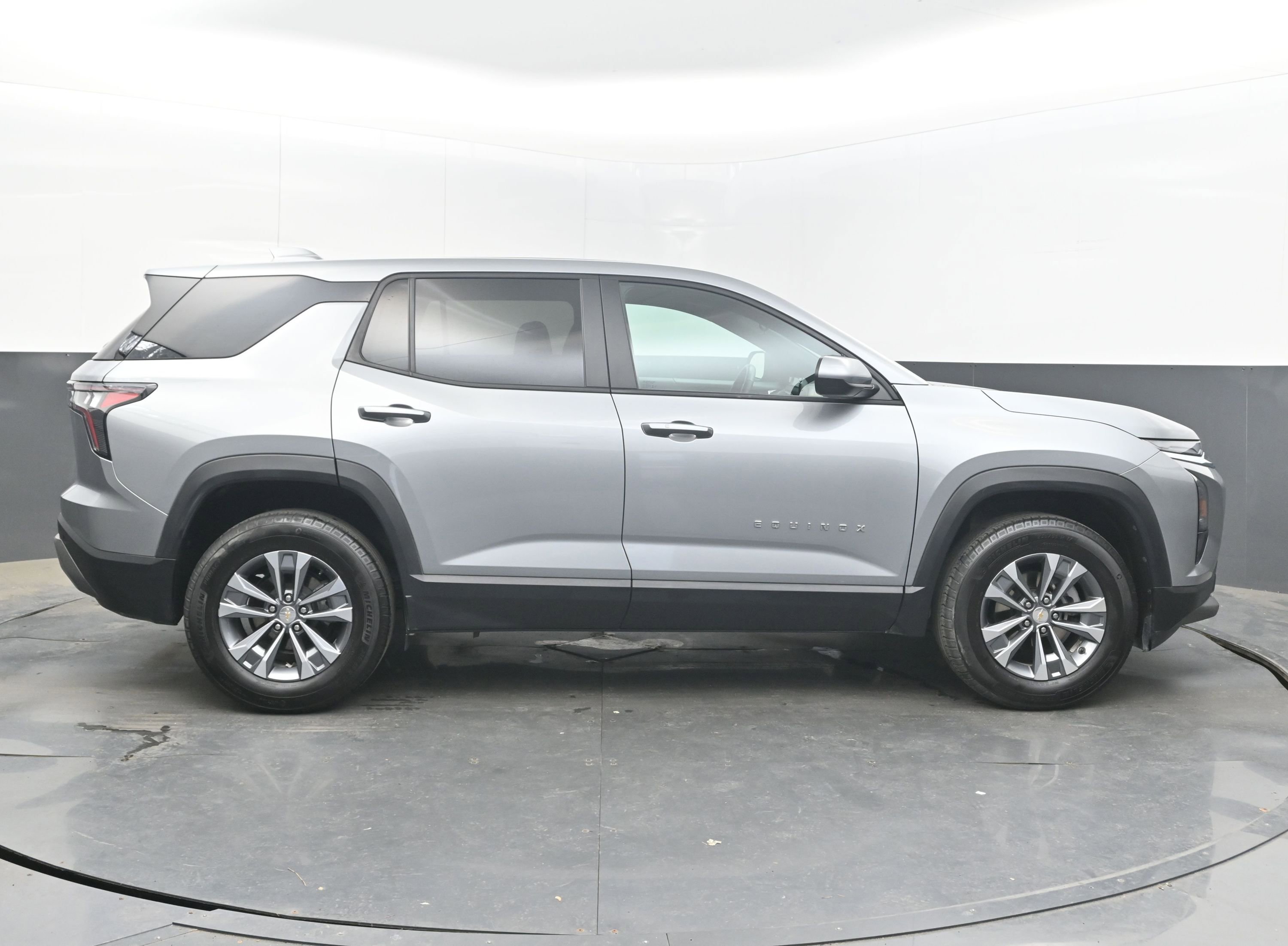 Used 2025 Chevrolet Equinox LT AWD/4WD image 10