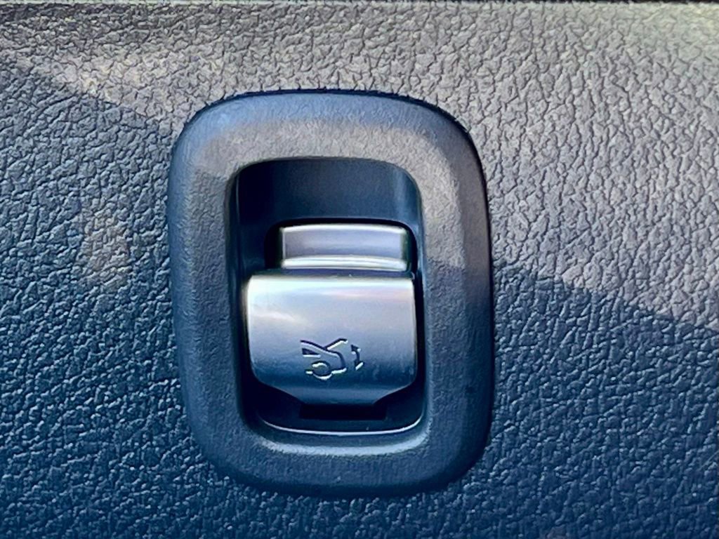 Certified 2026 Mercedes-Benz C 300 4MATIC Sedan image 34