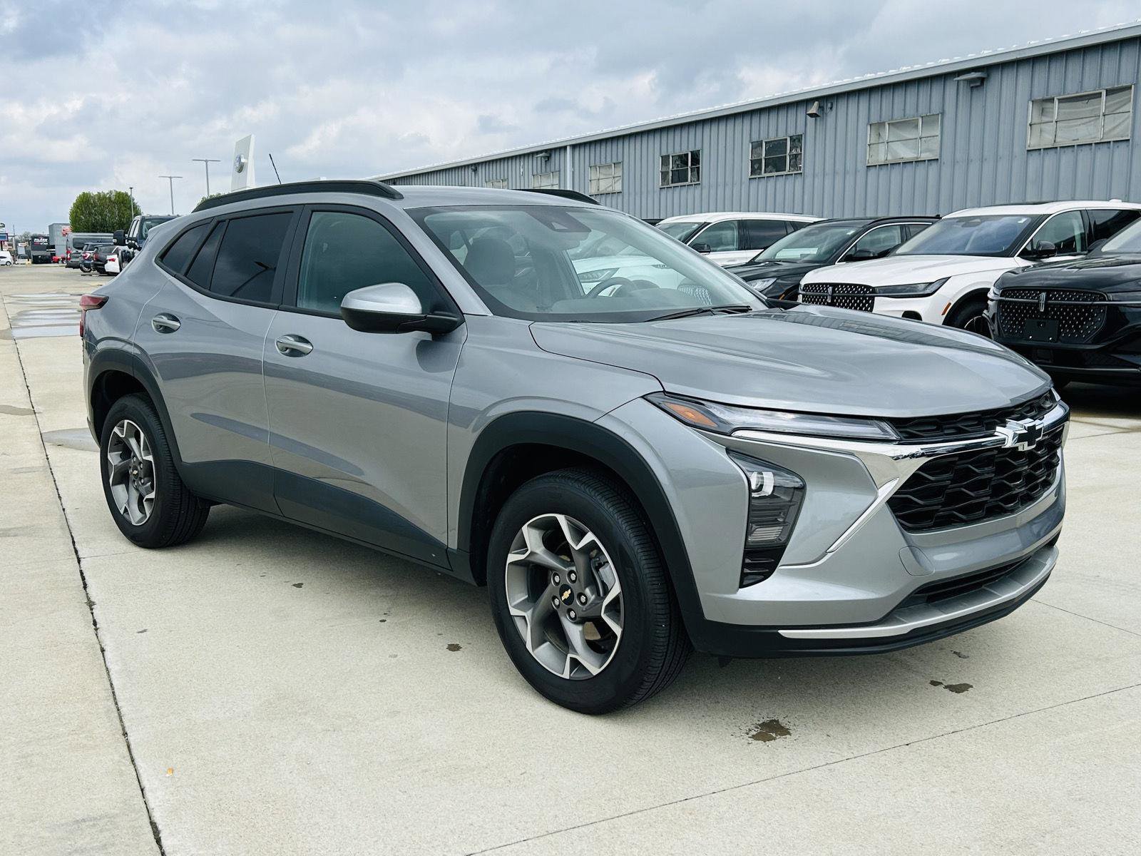 Used 2025 Chevrolet Trax LT w/ Driver Confidence Package image 2