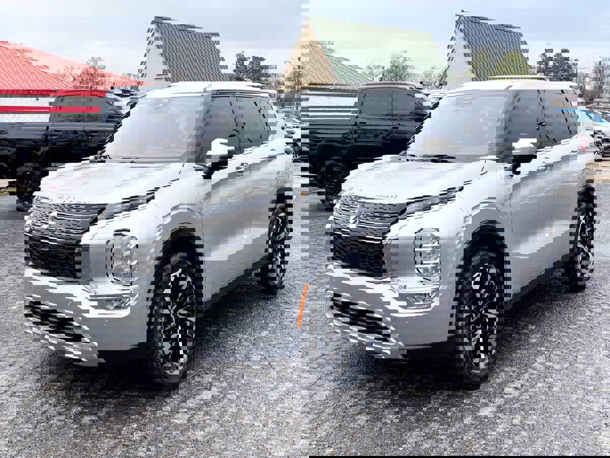 Used 2024 Mitsubishi Outlander SE