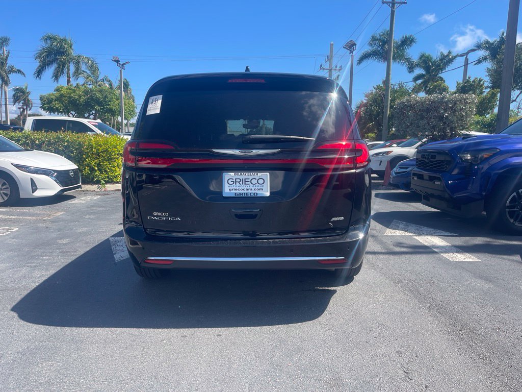 Used 2025 Chrysler Pacifica Select AWD/4WD image 4