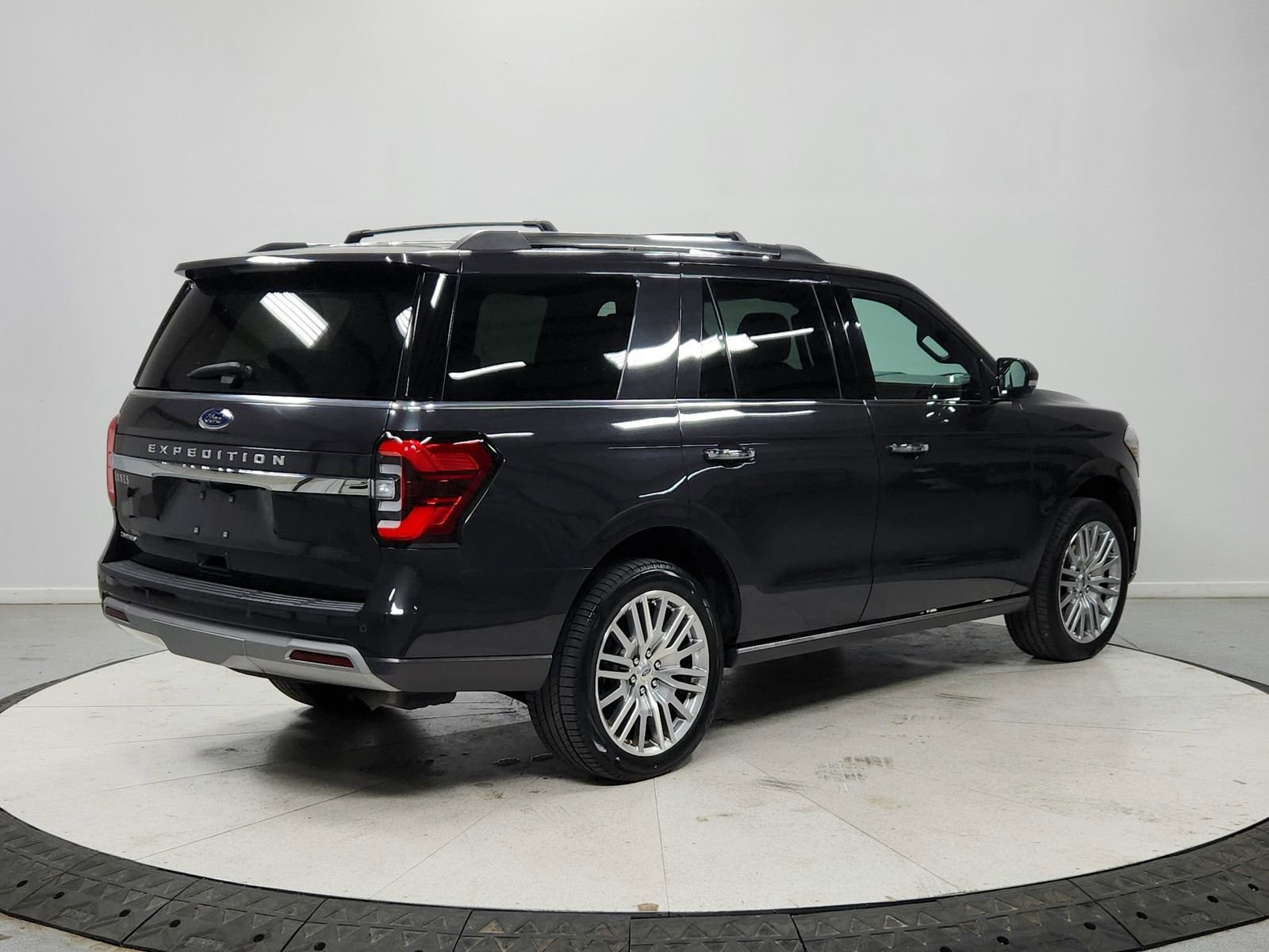 Used 2024 Ford Expedition Limited image 7