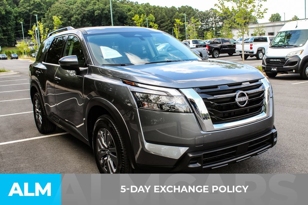 Used 2025 Nissan Pathfinder SV FWD image 4