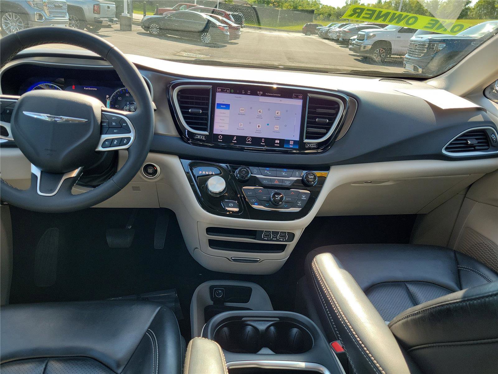 Used 2023 Chrysler Pacifica Touring-L FWD image 11