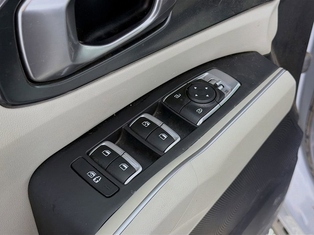 Used 2025 Kia Sorento S image 21