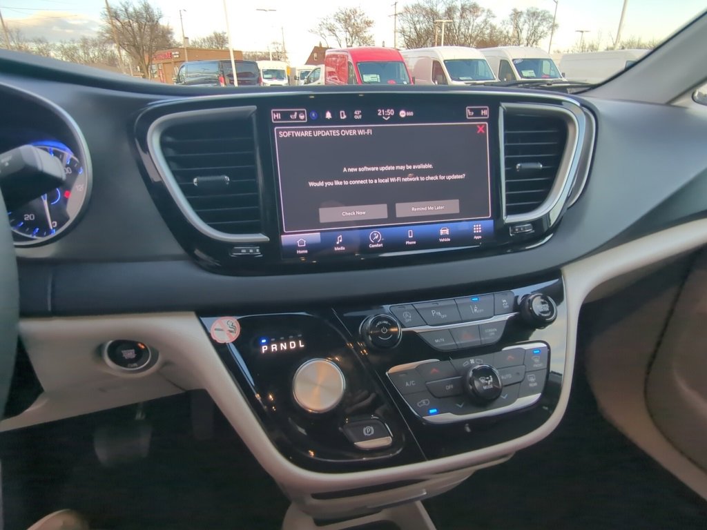 Used 2024 Chrysler Pacifica Touring-L image 4