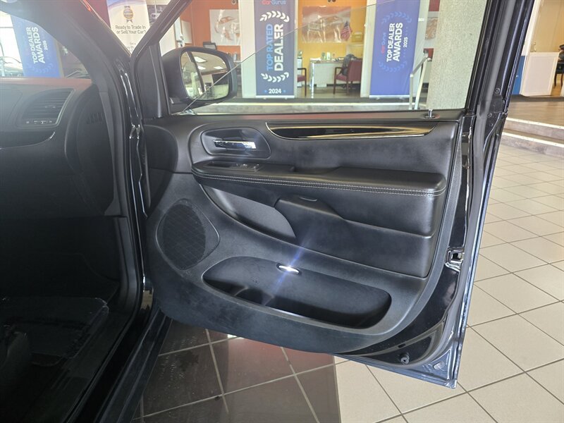 Used 2017 Dodge Grand Caravan SXT w/ Driver Convenience Group FWD image 12
