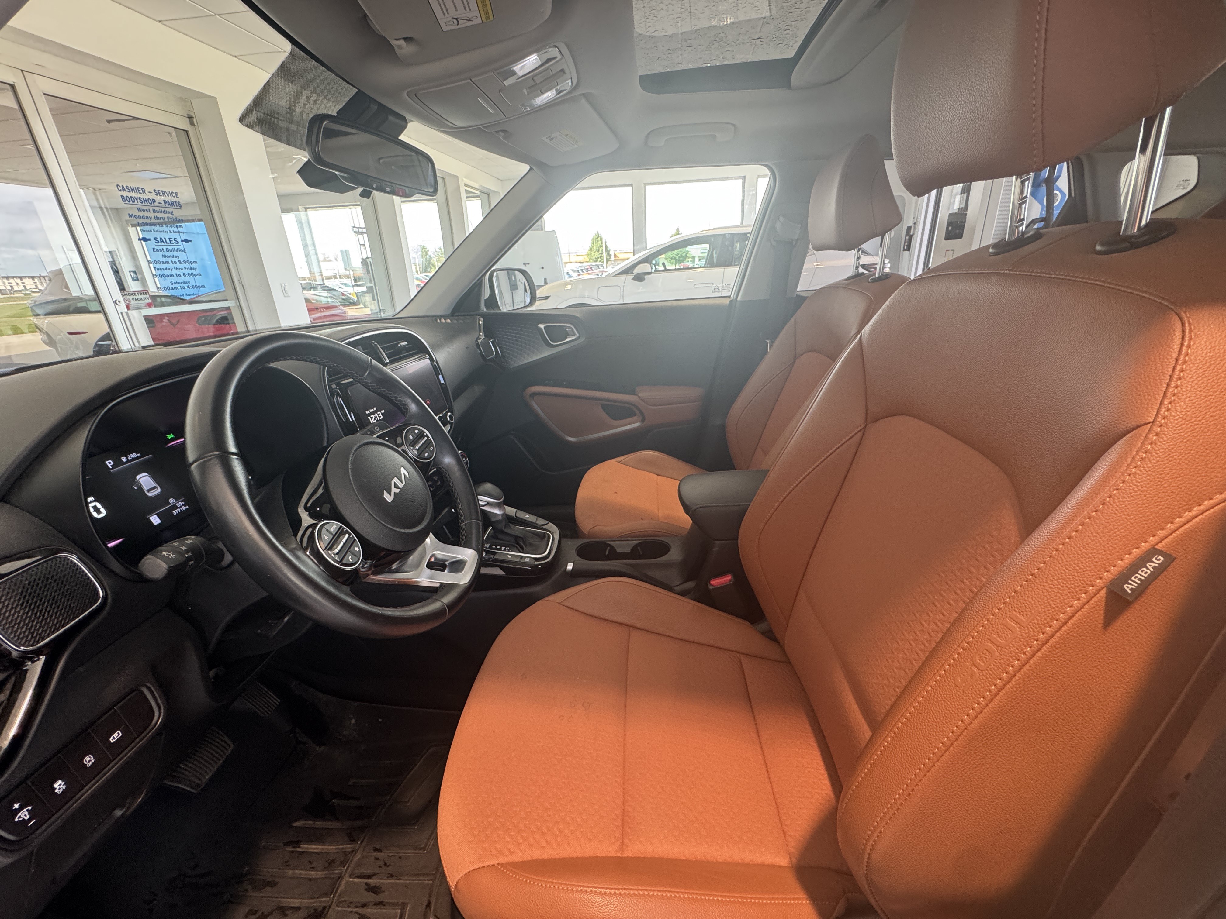 Used 2024 Kia Soul EX w/ Option Group 015 FWD image 2