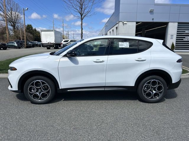 New 2026 Alfa Romeo Tonale w/ Black Premium Package image 5