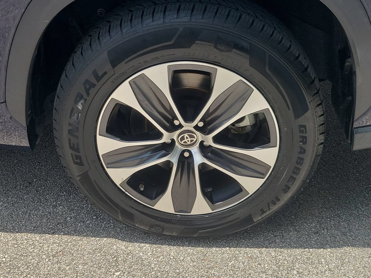 Used 2021 Toyota Highlander XLE FWD image 5
