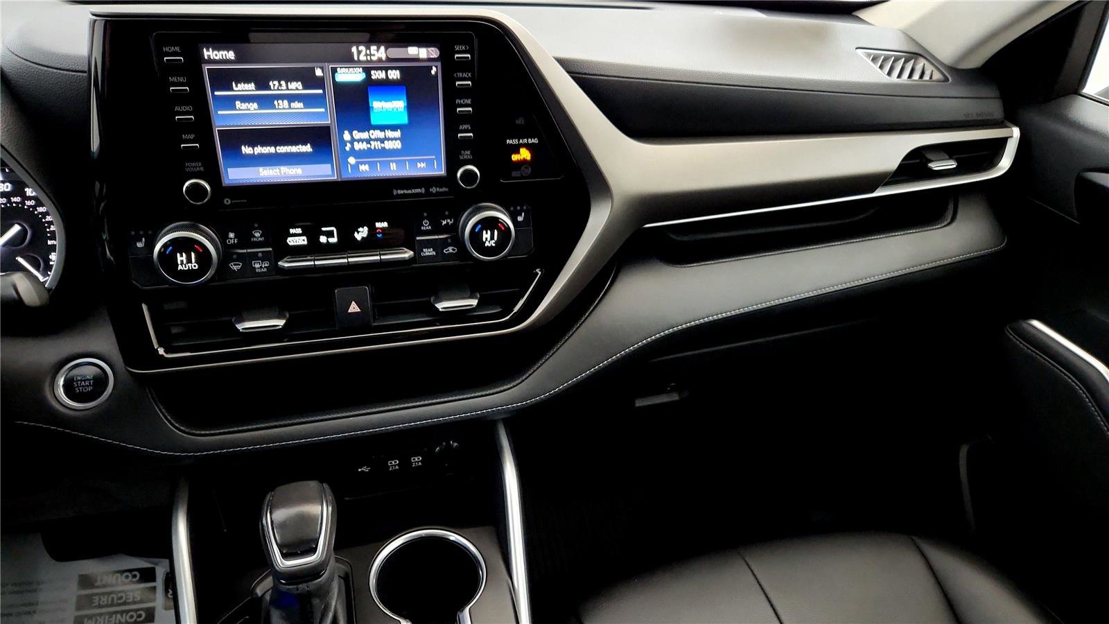 Used 2020 Toyota Highlander XLE image 32