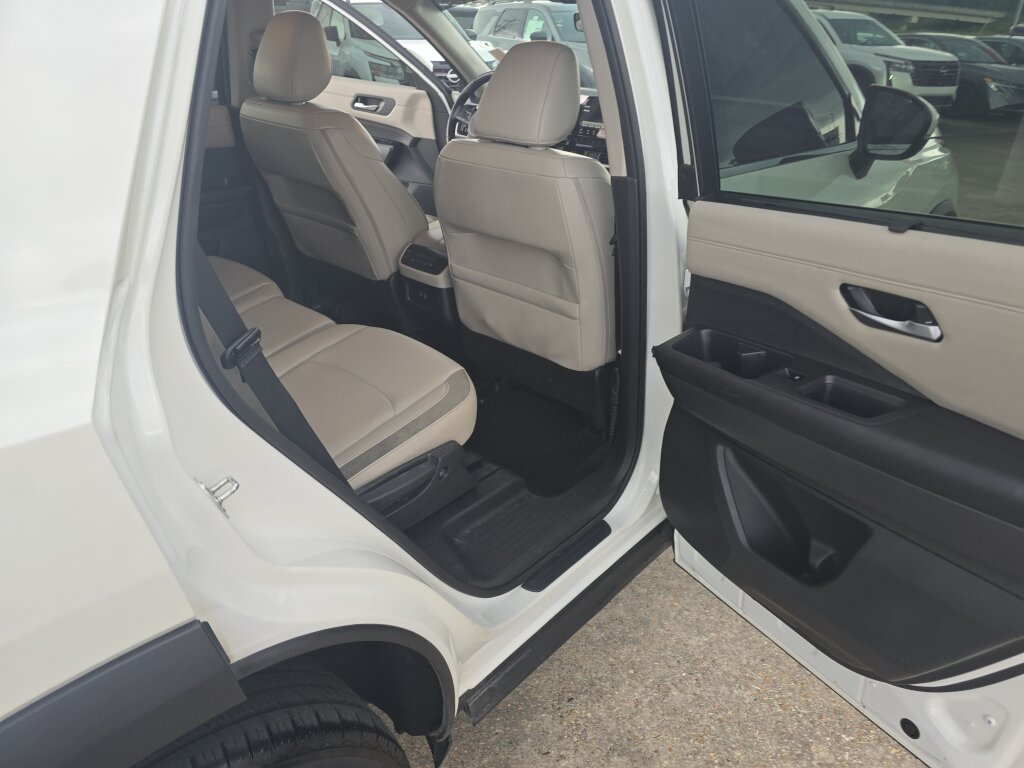 Used 2024 Nissan Pathfinder SL FWD image 18