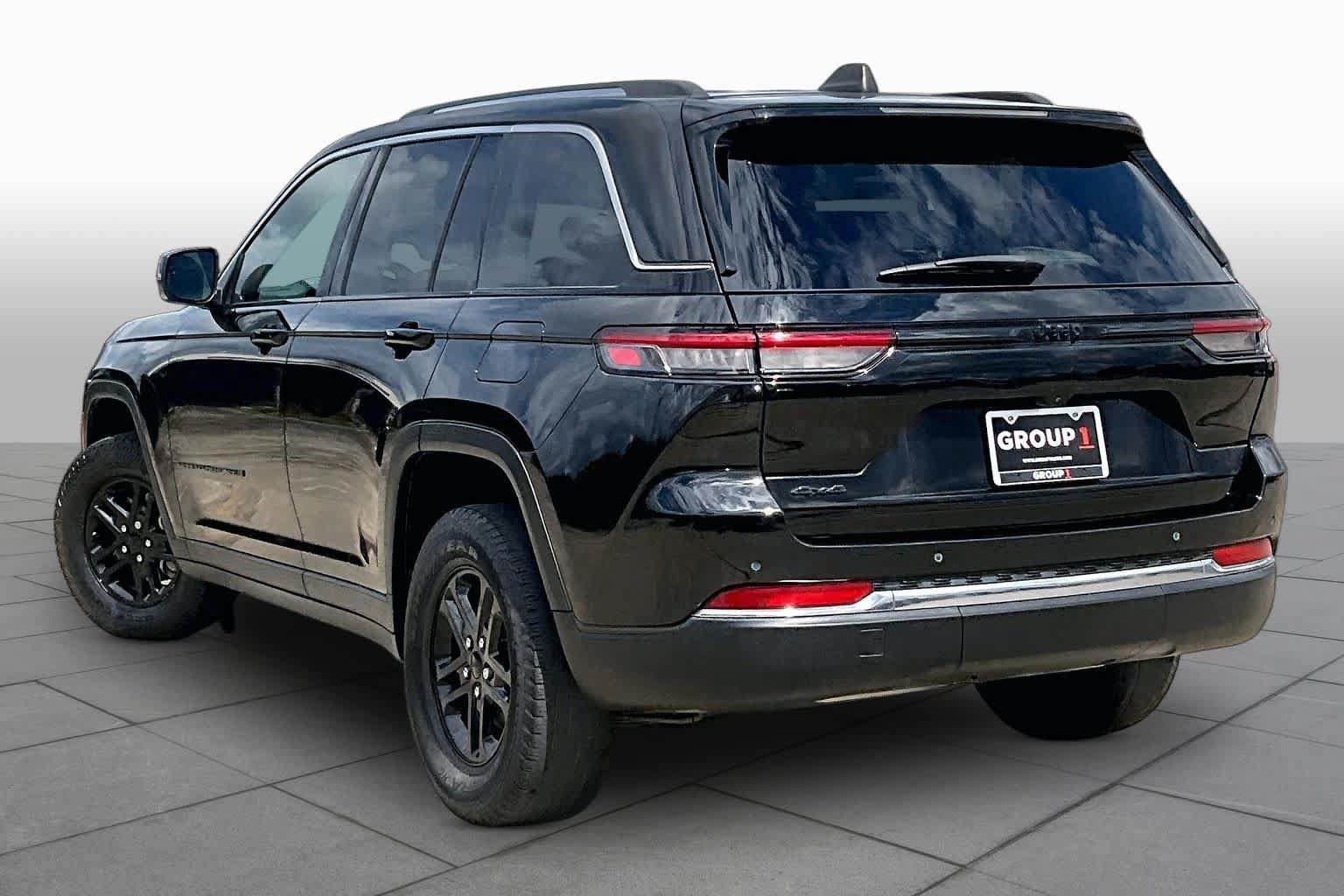 Used 2022 Jeep Grand Cherokee Laredo w/ Luxury Tech Group I AWD/4WD image 12