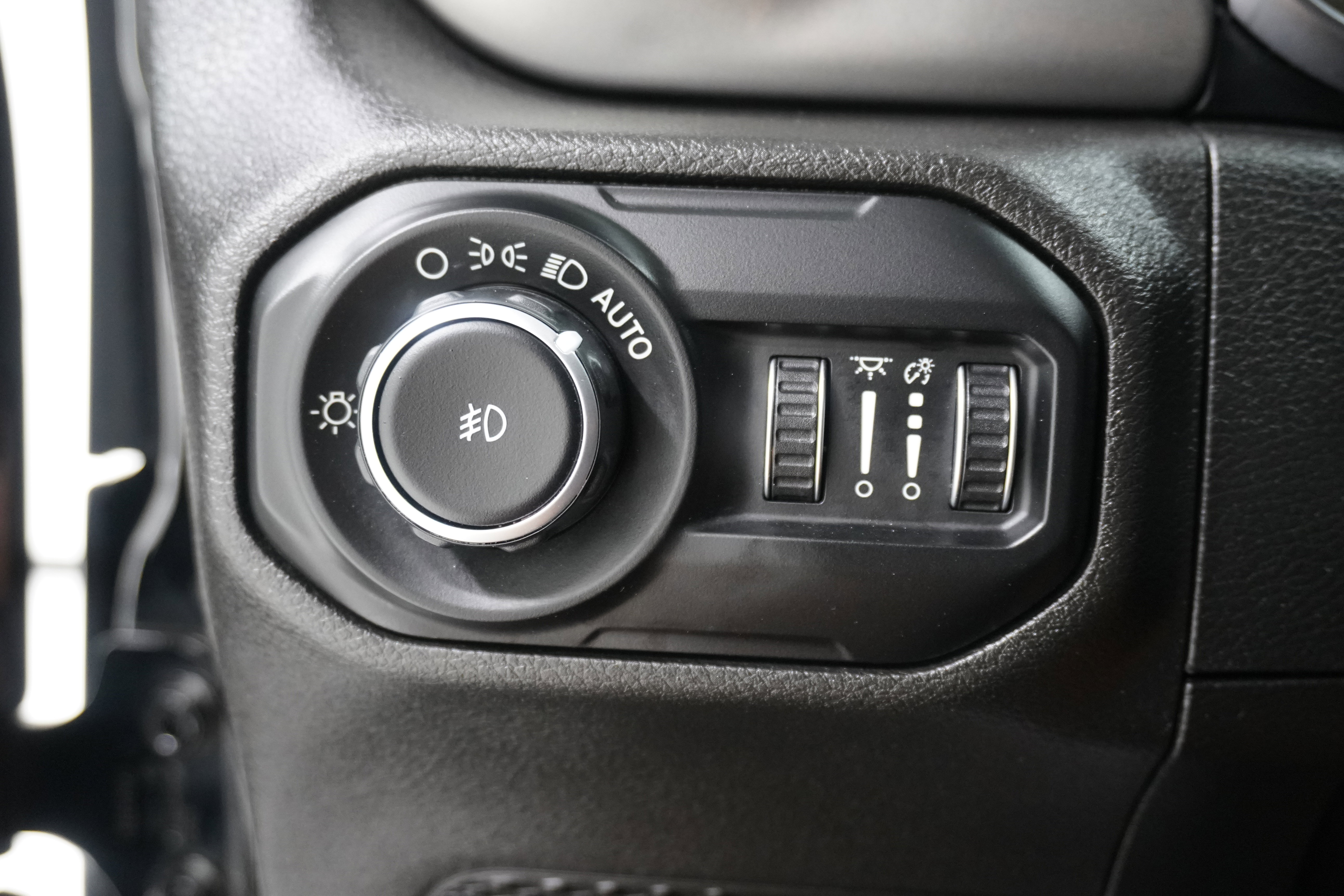 Used 2019 Jeep Wrangler Unlimited Sahara image 24