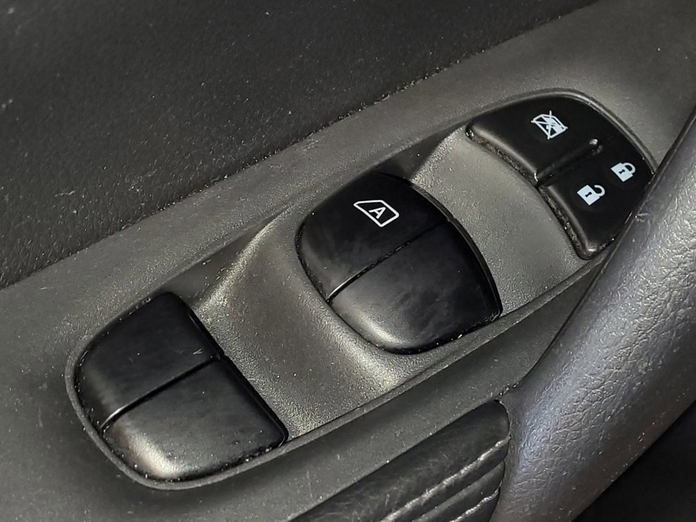 Used 2016 Nissan Rogue S FWD image 27