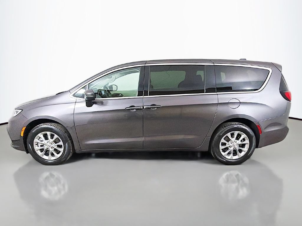 Used 2023 Chrysler Pacifica Touring-L AWD/4WD image 15