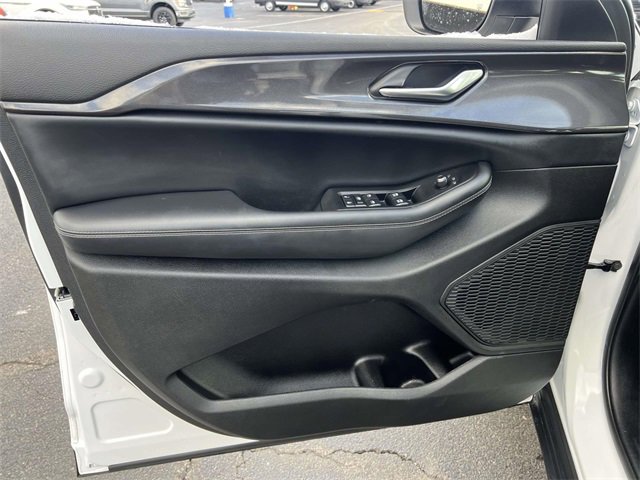 Used 2023 Jeep Grand Cherokee Laredo image 12