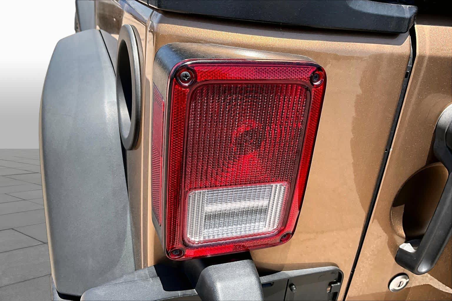 Used 2015 Jeep Wrangler Unlimited Sport w/ Connectivity Group AWD/4WD image 26