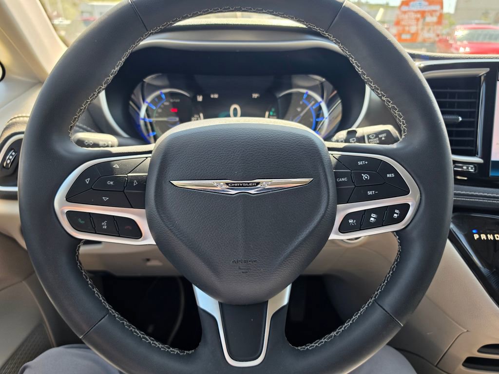 Used 2023 Chrysler Pacifica Touring-L image 23
