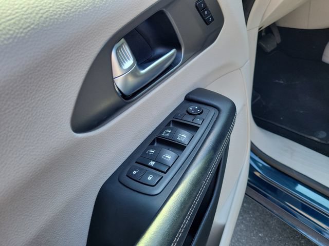 Used 2022 Chrysler Pacifica Touring-L AWD/4WD image 18