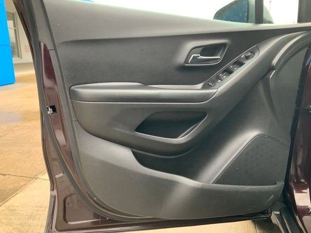 Used 2022 Chevrolet Trax LT w/ LT Convenience Package image 14