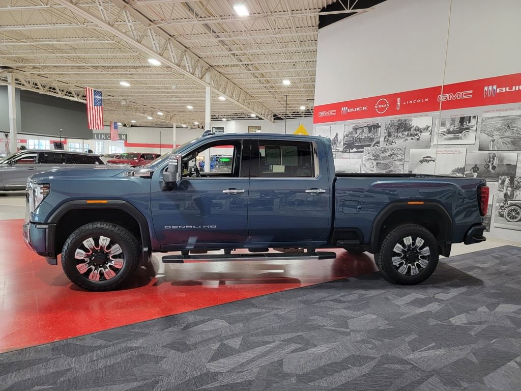 Used 2024 GMC Sierra 3500 Denali w/ Technology Package image 9