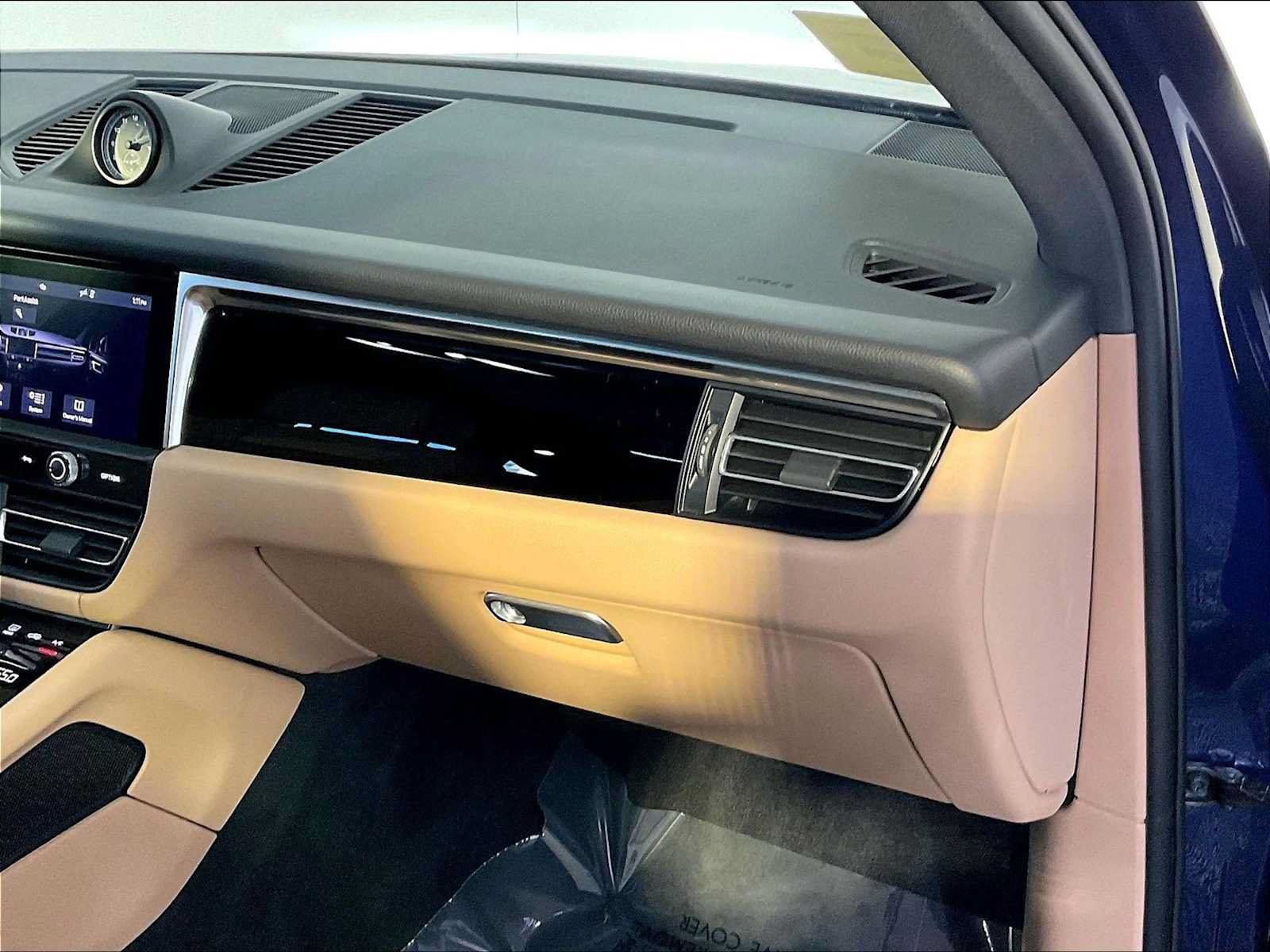 Certified 2024 Porsche Macan AWD/4WD image 22