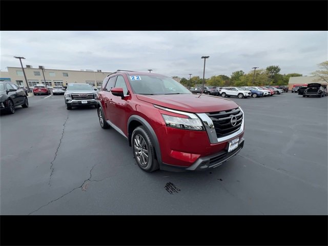 Used 2022 Nissan Pathfinder SV image 2