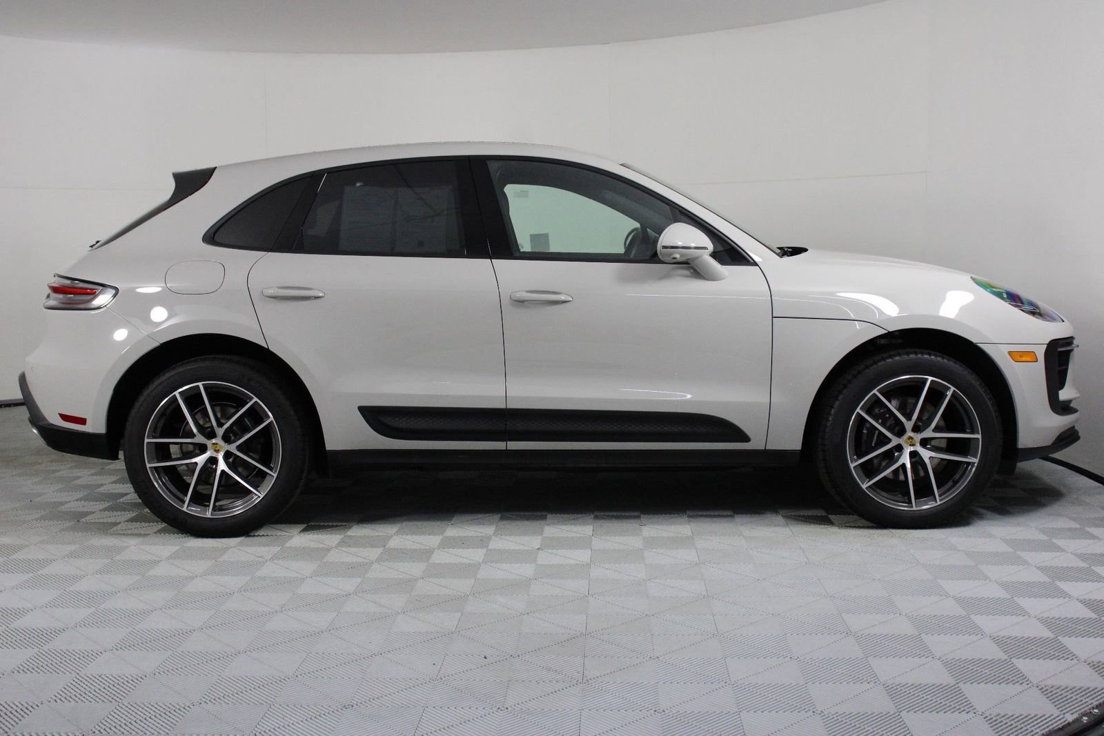 Certified 2025 Porsche Macan image 8