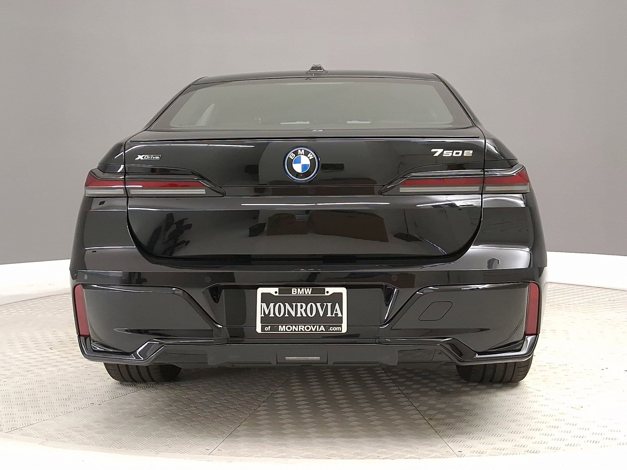 New 2026 BMW 750e xDrive w/ Premium Package AWD/4WD image 8