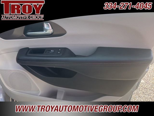 Used 2018 Chrysler Pacifica Touring-L image 28