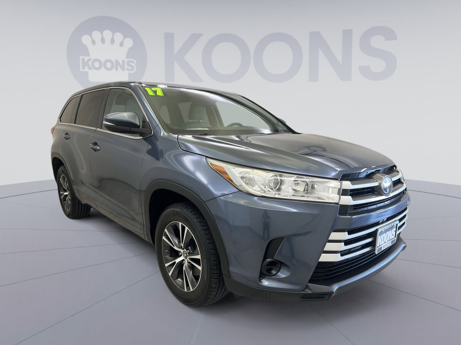 Used 2017 Toyota Highlander LE FWD image 2