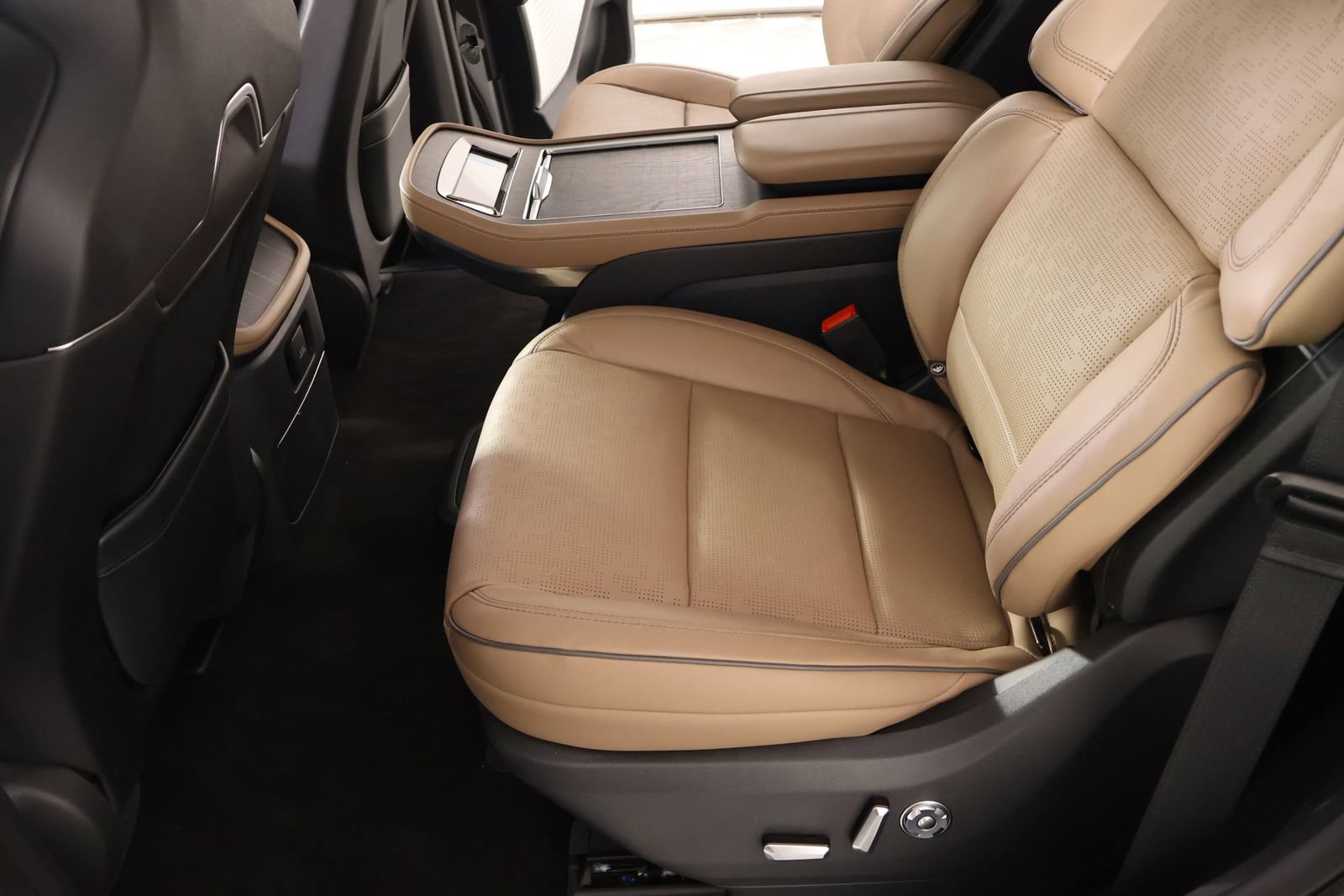 New 2026 Lincoln Navigator Black Label AWD/4WD image 12