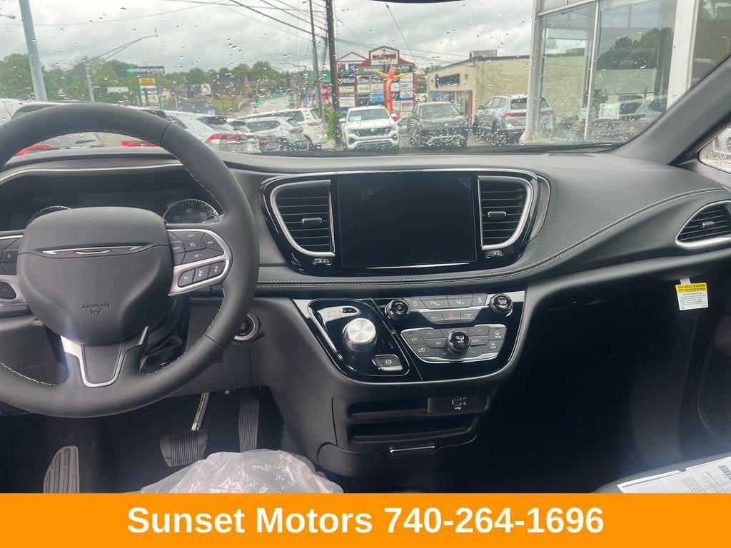 New 2027 Chrysler Pacifica Select FWD image 12