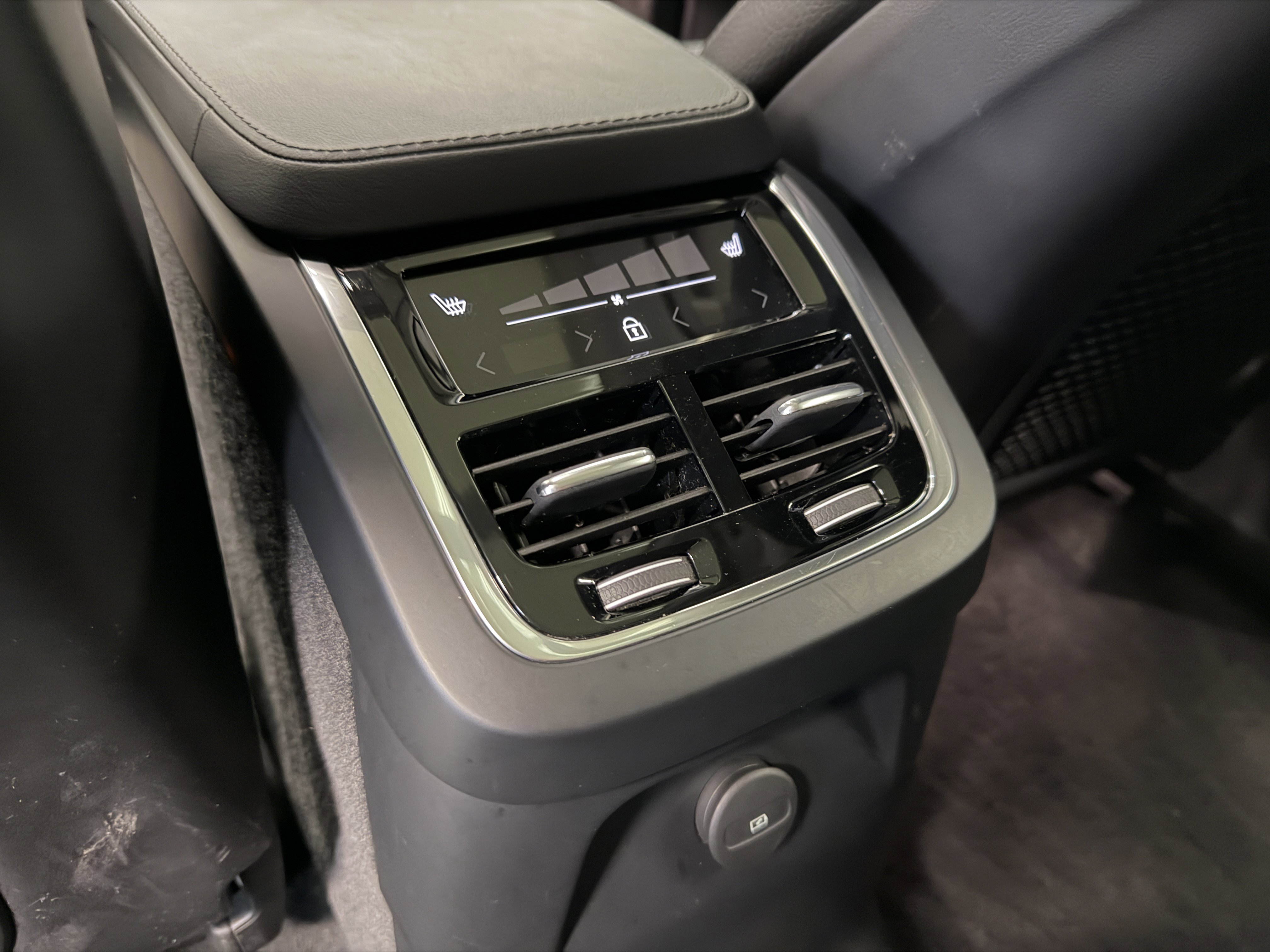 Used 2024 Volvo XC90 T8 Plus w/ Protection Package image 25