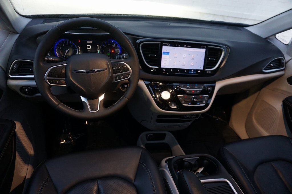 Used 2024 Chrysler Pacifica Touring-L image 14