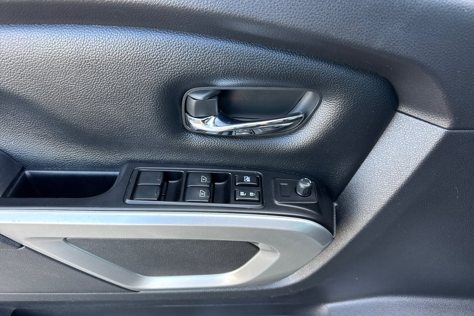 Used 2017 Nissan Titan SV AWD/4WD image 11