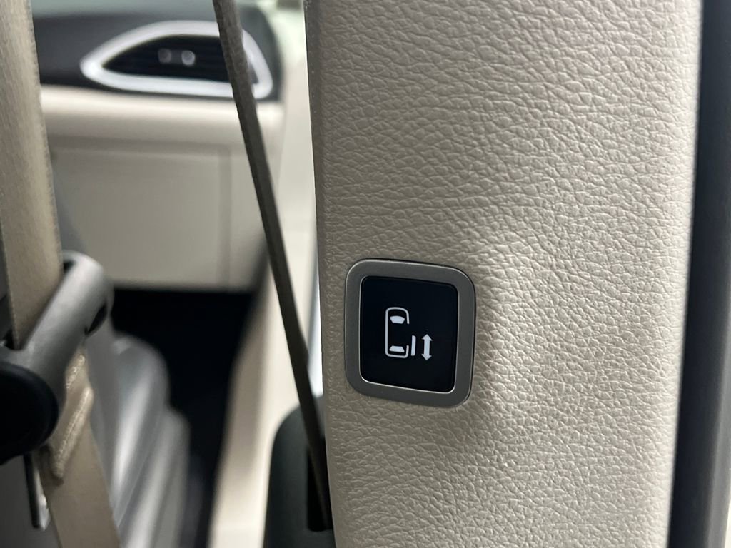 Used 2024 Chrysler Pacifica Touring-L image 24