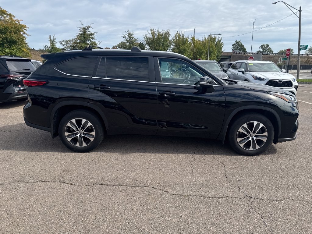 Used 2023 Toyota Highlander XLE AWD/4WD image 11