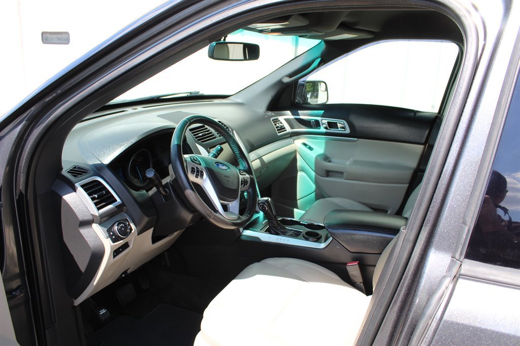 Used 2015 Ford Explorer XLT w/ Equipment Group 202B FWD image 6