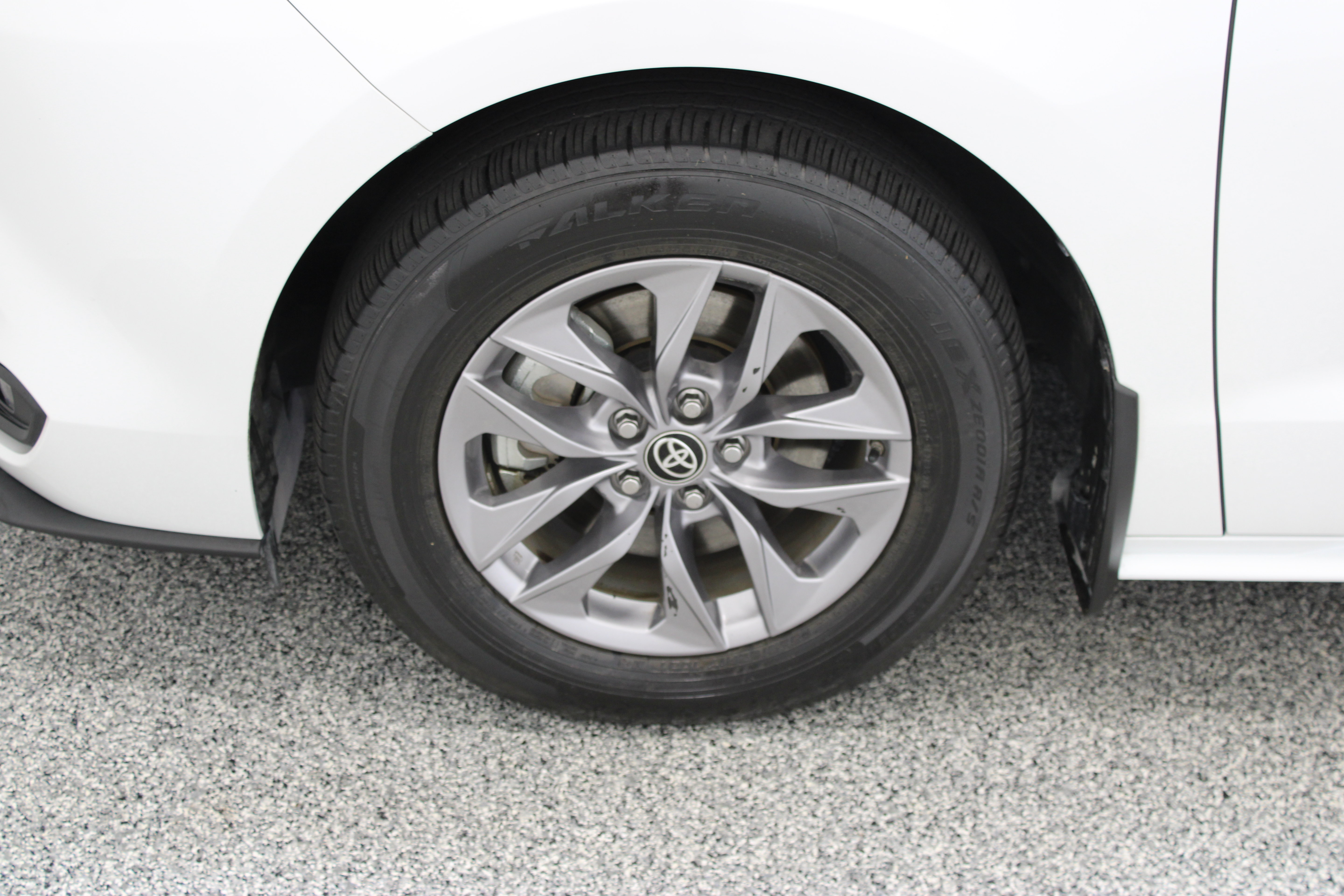 Used 2025 Toyota Sienna XLE FWD image 11