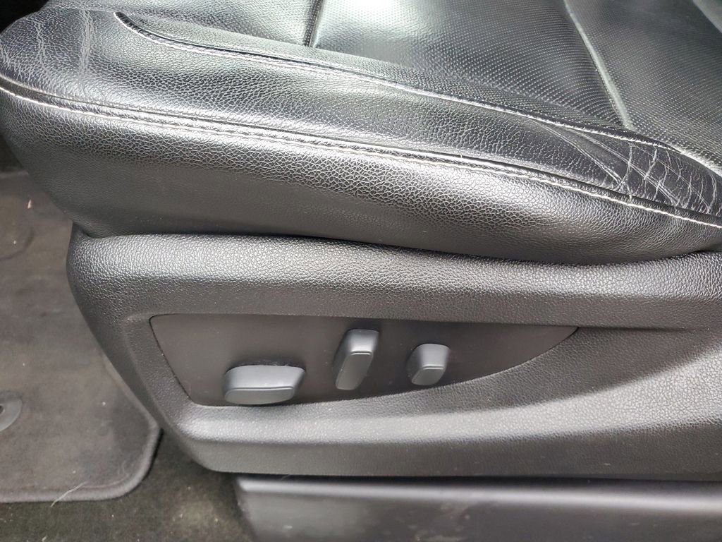 Used 2017 GMC Yukon SLT w/ Premium Edition image 9