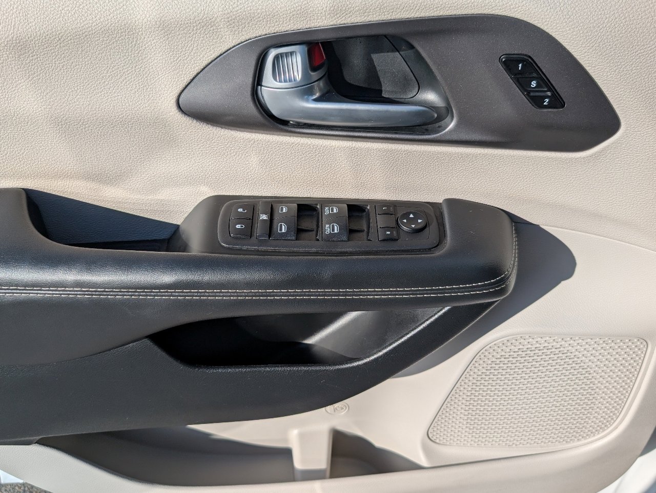 Used 2024 Chrysler Pacifica Touring-L image 15