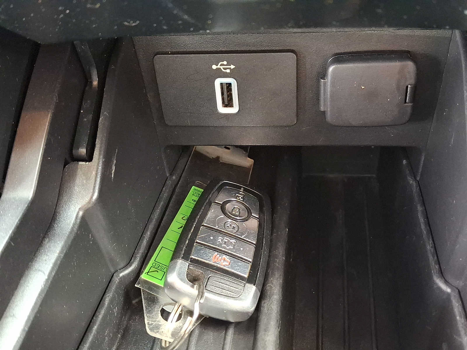 Used 2018 Ford Explorer XLT w/ Equipment Group 202A AWD/4WD image 26