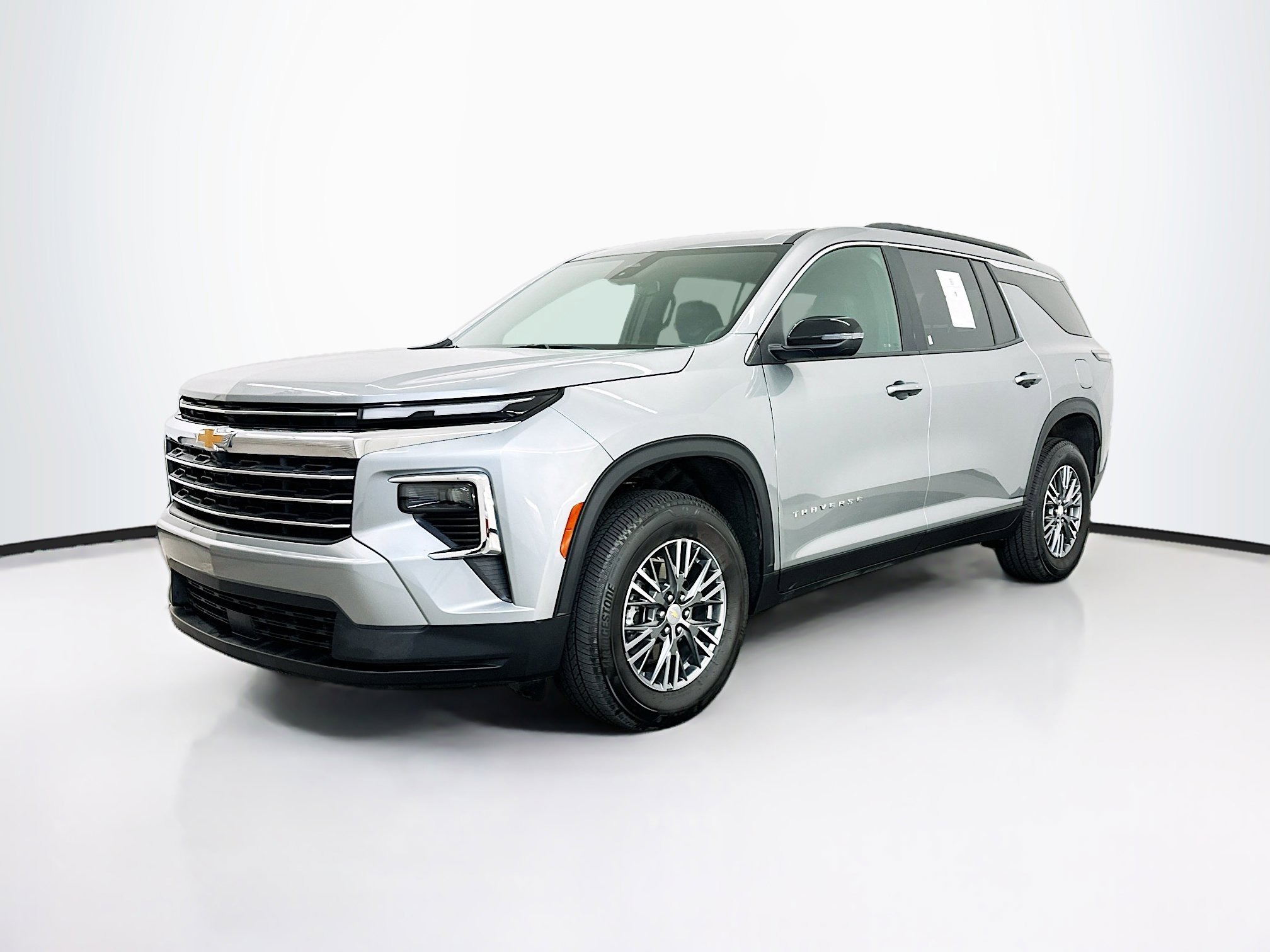 Used 2025 Chevrolet Traverse LT image 3