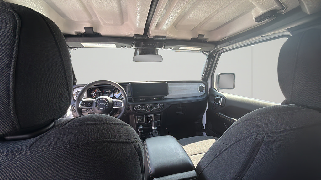 Used 2025 Jeep Wrangler Unlimited Sahara AWD/4WD image 16