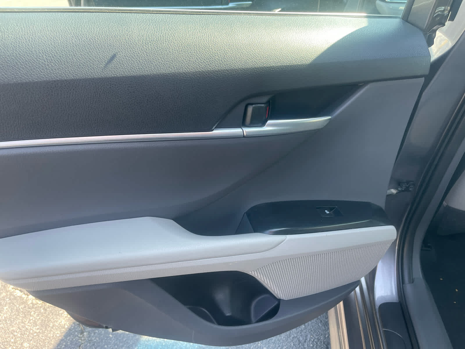 Used 2018 Toyota Camry SE w/ Convenience Package FWD image 21