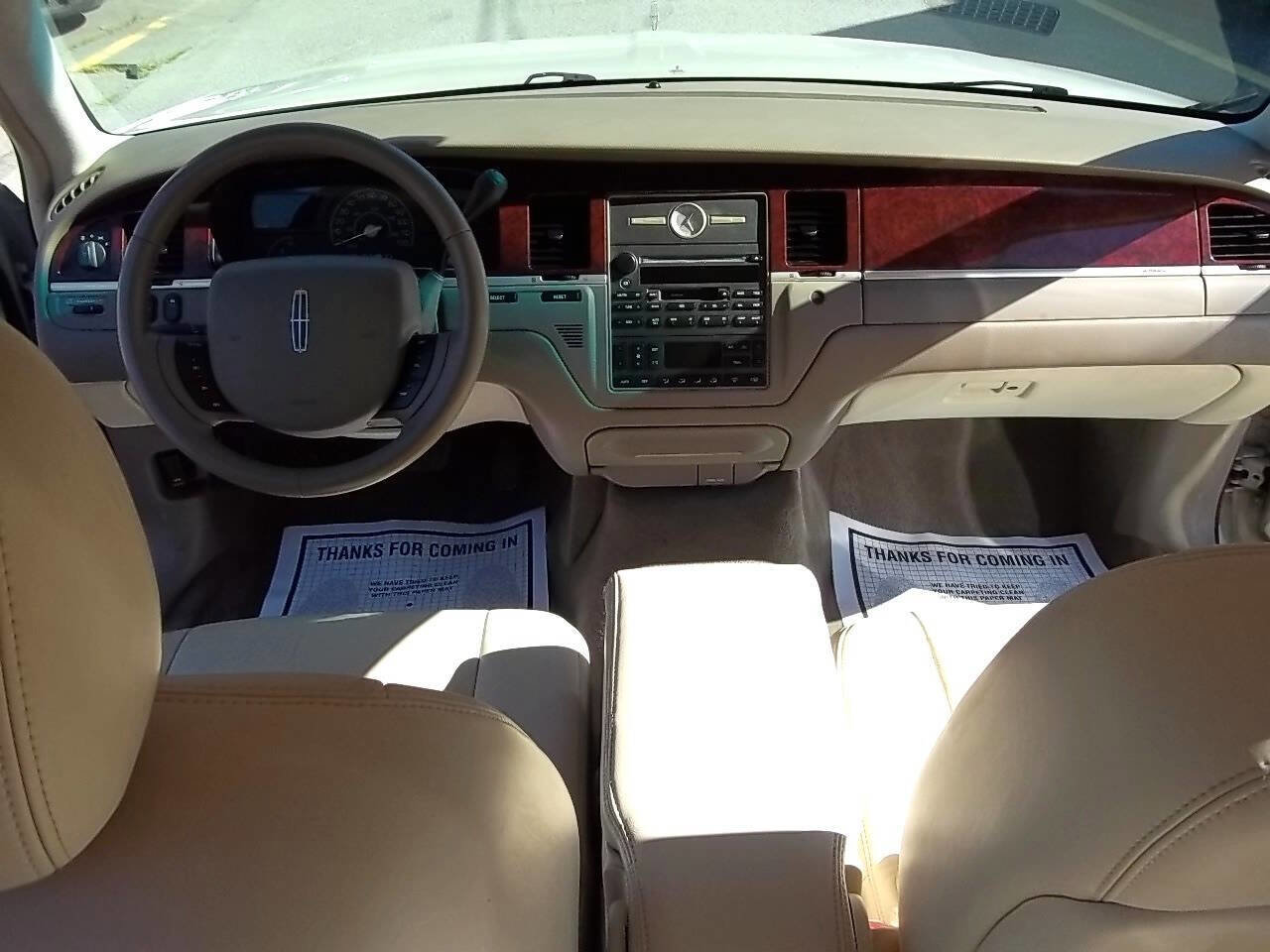 Used 2005 Lincoln Town Car Signature RWD image 5