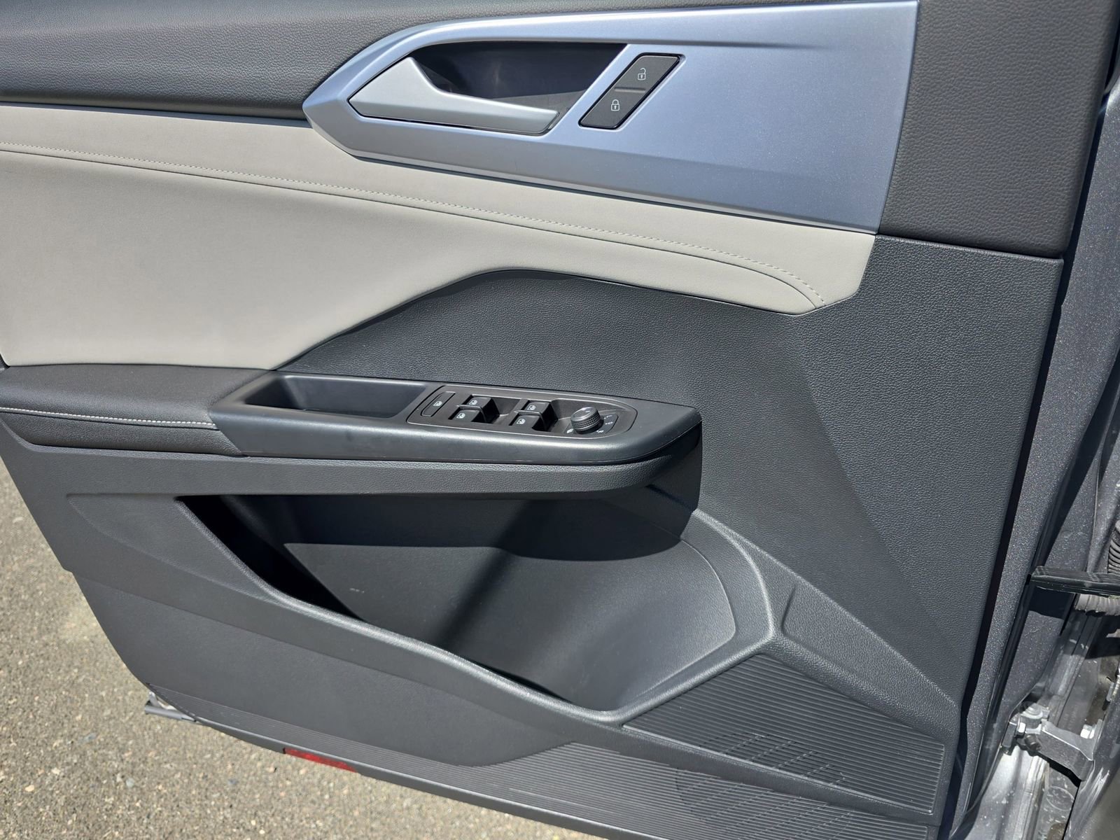 Used 2025 Volkswagen Taos SE image 31